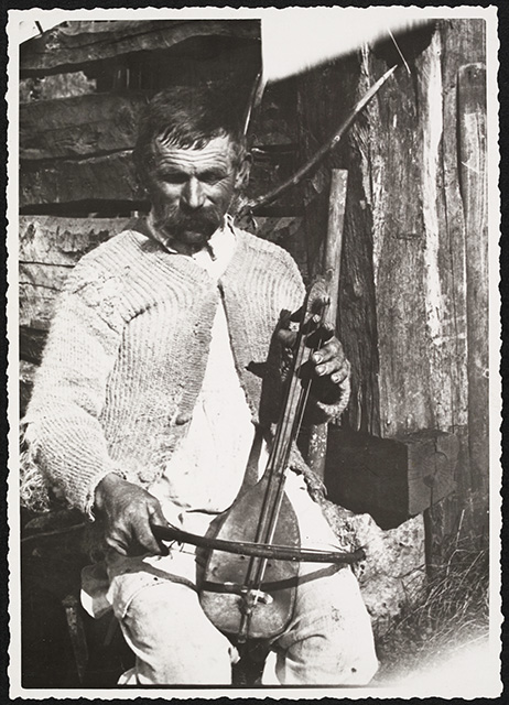 Ilija Mandarić, jesen 1934.g. ispred svoje kuće u Vrepcu (Foto: Milman Parry/Nikola Vujnović                                                                                                                                                              
